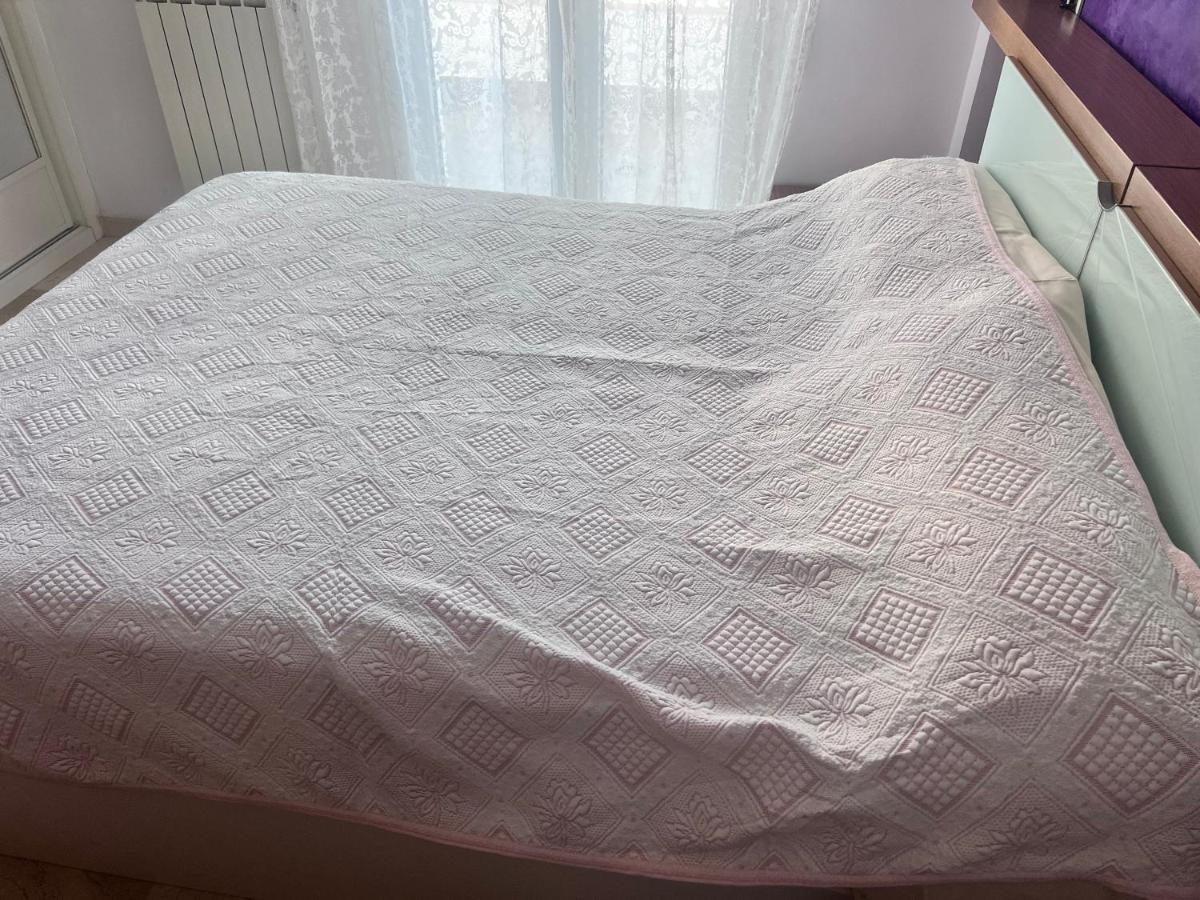Casa Ideal Familias Y Grupos Con Balcones Exterior Soleada Patios Cerca Alhambra, Sierra Nevada, Rio Genil, Lancha Del Genil, Parque Llano Y Reloj Del Sol Con Barbacoas, Campo De Futbol, Circuito Gimnasia Habitación en casa particular Granada