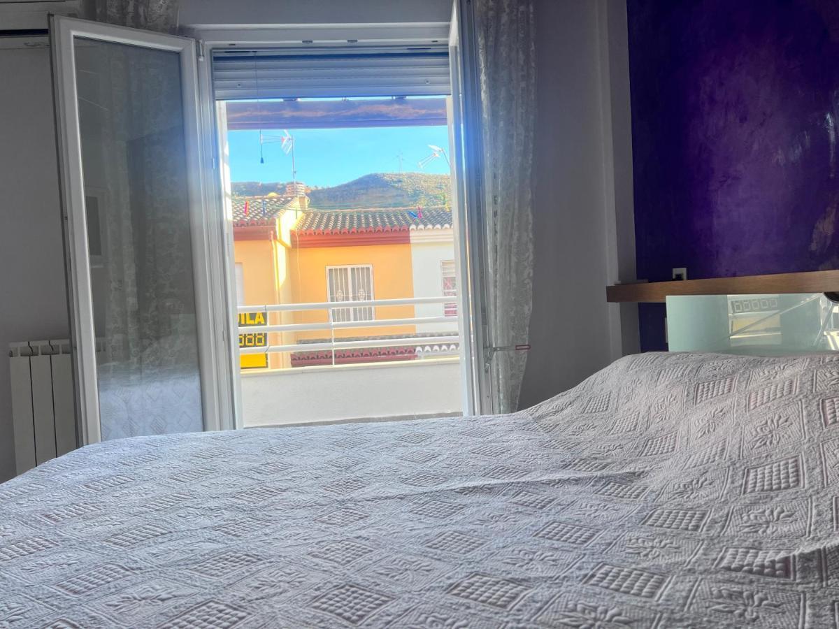 Habitación en casa particular Casa Ideal Familias Y Grupos Con Balcones Exterior Soleada Patios Cerca Alhambra, Sierra Nevada, Rio Genil, Lancha Del Genil, Parque Llano Y Reloj Del Sol Con Barbacoas, Campo De Futbol, Circuito Gimnasia Granada