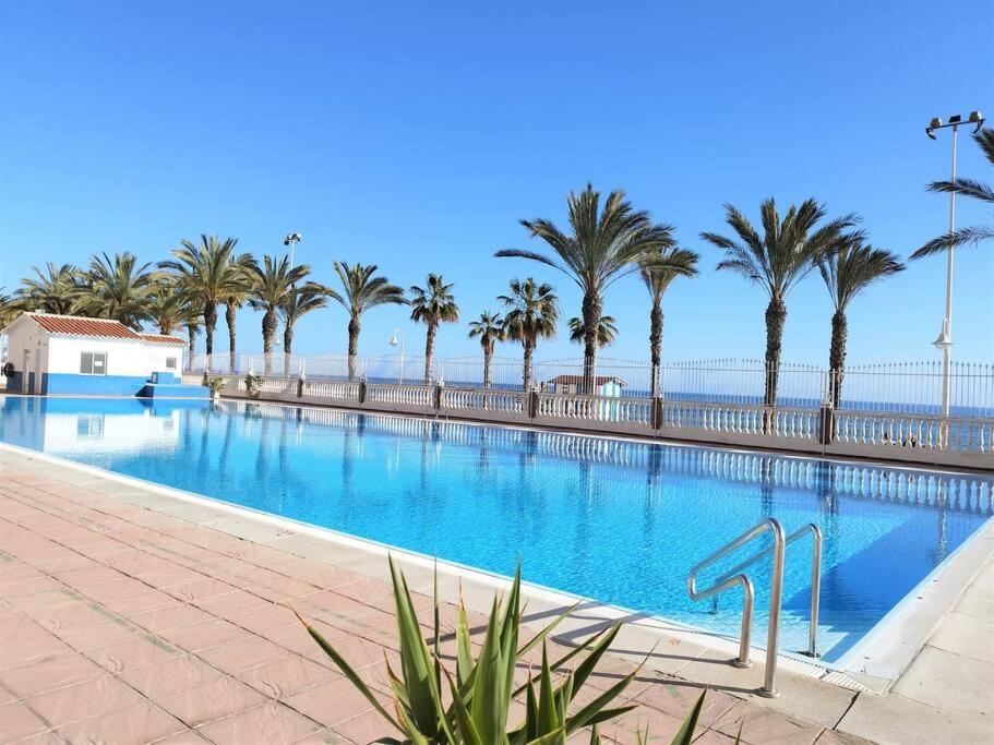 Beachfront With Pool In Urb Pueblo Nuevo And Tennis Apartamento