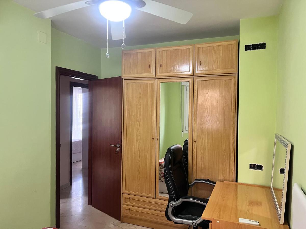 Habitación en casa particular Casa Ideal Familias Y Grupos Con Balcones Exterior Soleada Patios Cerca Alhambra, Sierra Nevada, Rio Genil, Lancha Del Genil, Parque Llano Y Reloj Del Sol Con Barbacoas, Campo De Futbol, Circuito Gimnasia