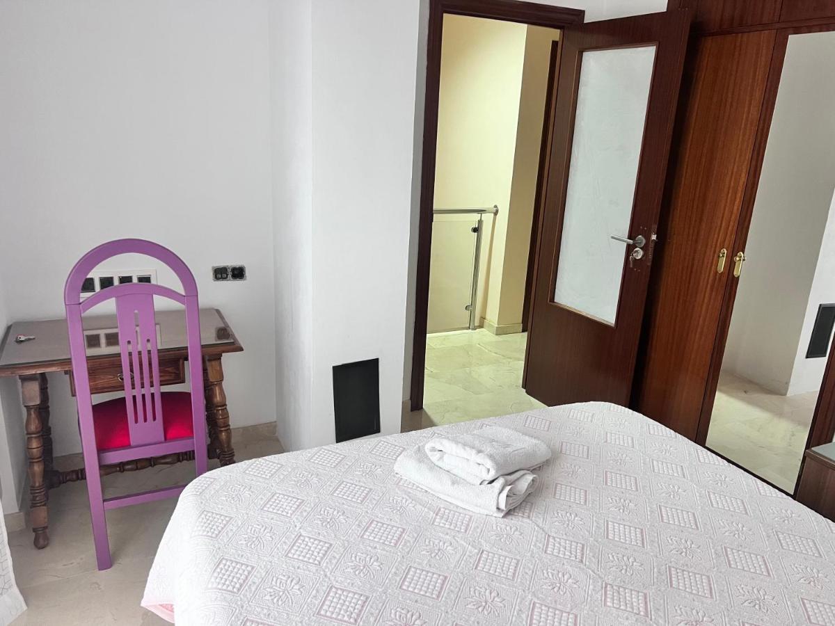 Casa Ideal Familias Y Grupos Con Balcones Exterior Soleada Patios Cerca Alhambra, Sierra Nevada, Rio Genil, Lancha Del Genil, Parque Llano Y Reloj Del Sol Con Barbacoas, Campo De Futbol, Circuito Gimnasia Habitación en casa particular Granada