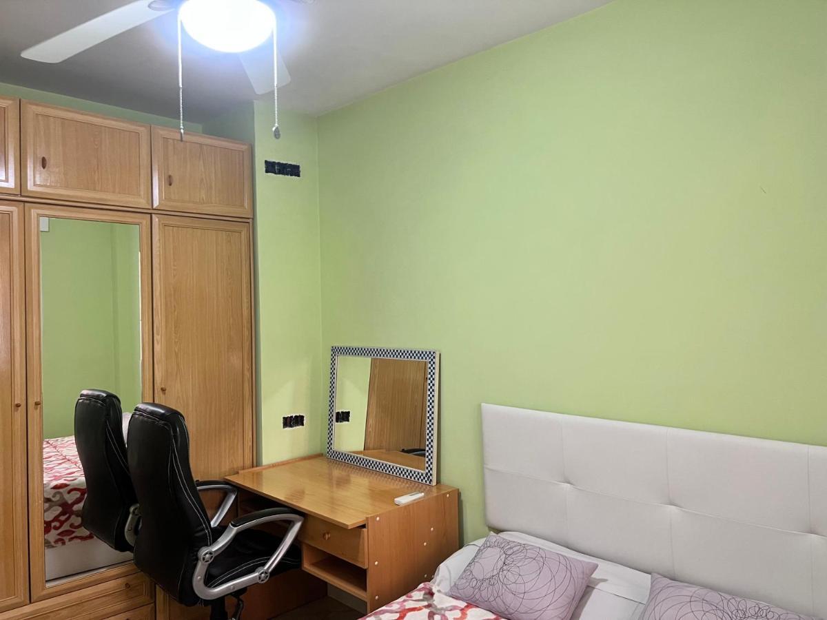 Habitación en casa particular Casa Ideal Familias Y Grupos Con Balcones Exterior Soleada Patios Cerca Alhambra, Sierra Nevada, Rio Genil, Lancha Del Genil, Parque Llano Y Reloj Del Sol Con Barbacoas, Campo De Futbol, Circuito Gimnasia