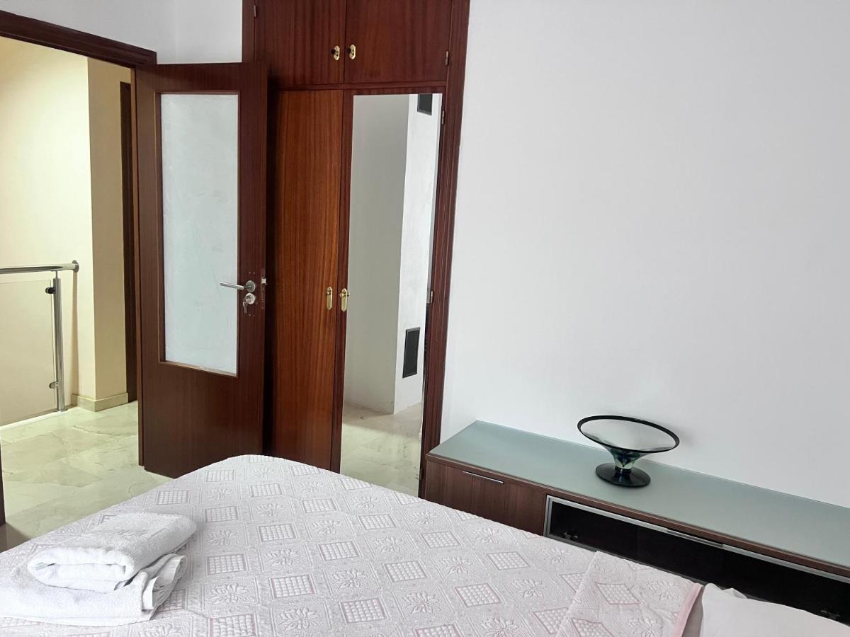 Casa Ideal Familias Y Grupos Con Balcones Exterior Soleada Patios Cerca Alhambra, Sierra Nevada, Rio Genil, Lancha Del Genil, Parque Llano Y Reloj Del Sol Con Barbacoas, Campo De Futbol, Circuito Gimnasia Habitación en casa particular Granada