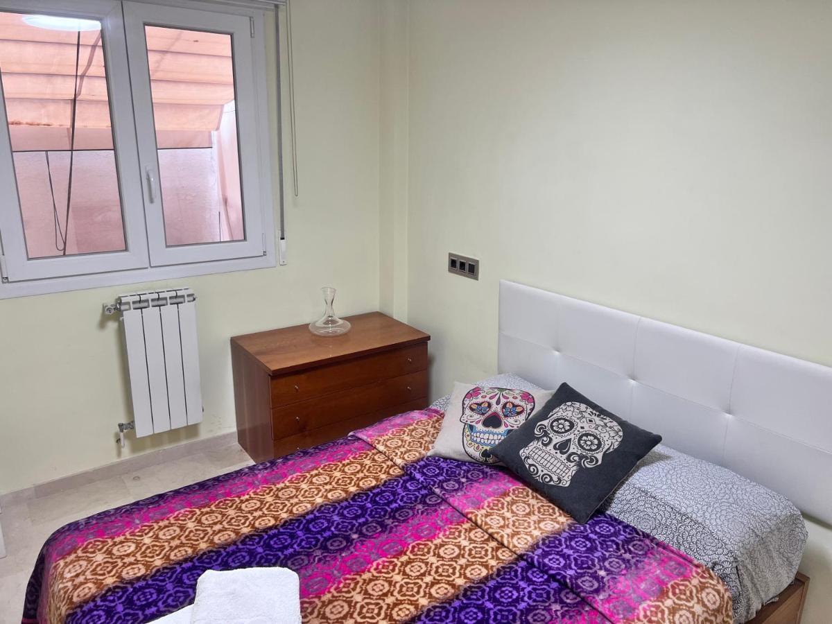 Habitación en casa particular Casa Ideal Familias Y Grupos Con Balcones Exterior Soleada Patios Cerca Alhambra, Sierra Nevada, Rio Genil, Lancha Del Genil, Parque Llano Y Reloj Del Sol Con Barbacoas, Campo De Futbol, Circuito Gimnasia *