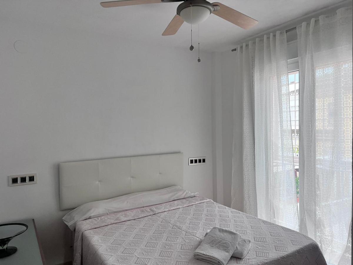 Casa Ideal Familias Y Grupos Con Balcones Exterior Soleada Patios Cerca Alhambra, Sierra Nevada, Rio Genil, Lancha Del Genil, Parque Llano Y Reloj Del Sol Con Barbacoas, Campo De Futbol, Circuito Gimnasia Habitación en casa particular Granada
