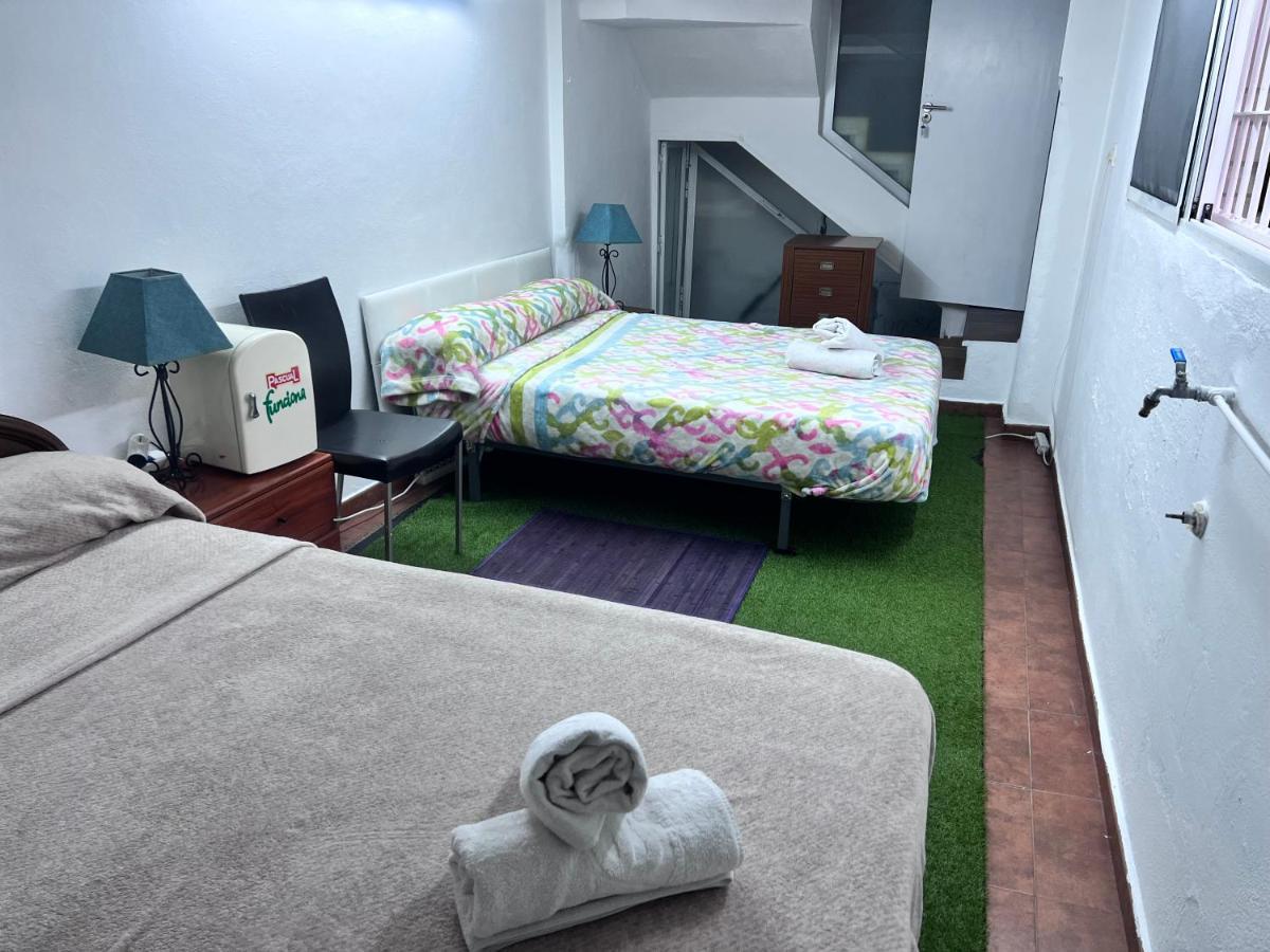 Habitación en casa particular Casa Ideal Familias Y Grupos Con Balcones Exterior Soleada Patios Cerca Alhambra, Sierra Nevada, Rio Genil, Lancha Del Genil, Parque Llano Y Reloj Del Sol Con Barbacoas, Campo De Futbol, Circuito Gimnasia Granada