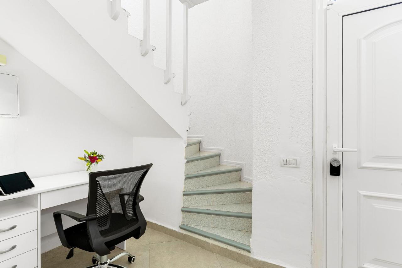 Colina Smart Hi-end Services Media Streaming Apartment