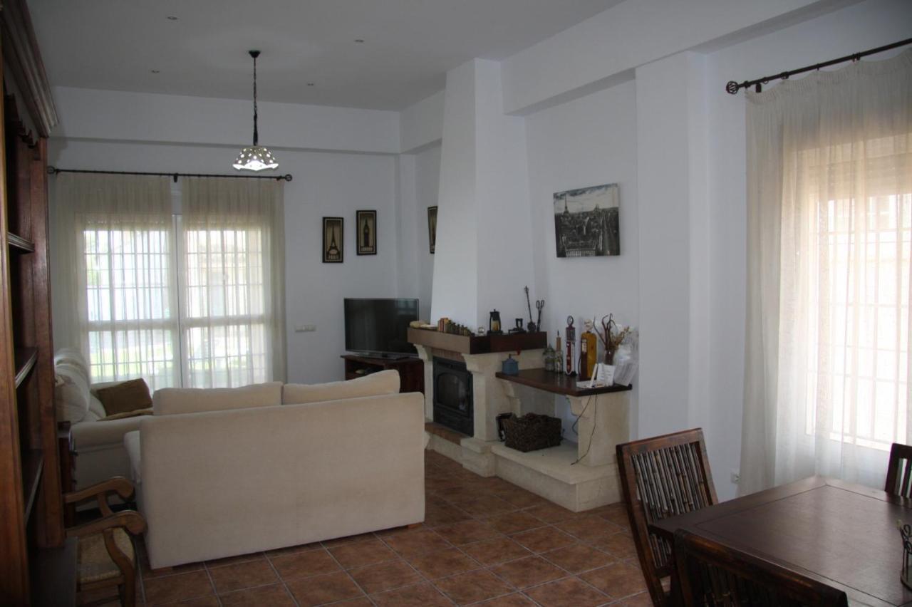 Moderno Y Amplio Chalet, Con Piscina Privada