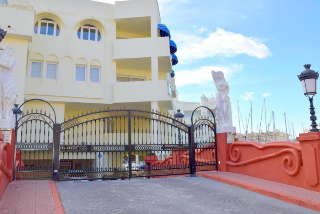 Penthouse In Puerto Marina Apartamento