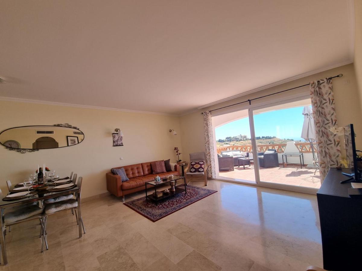 Elegant With Fantastic Views At The Of Calahonda Apartment *
