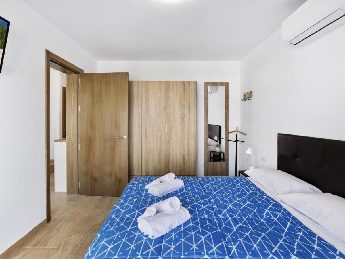Golden Holidays, Heated Pool, Air Con, Internet, Parking Apartment *