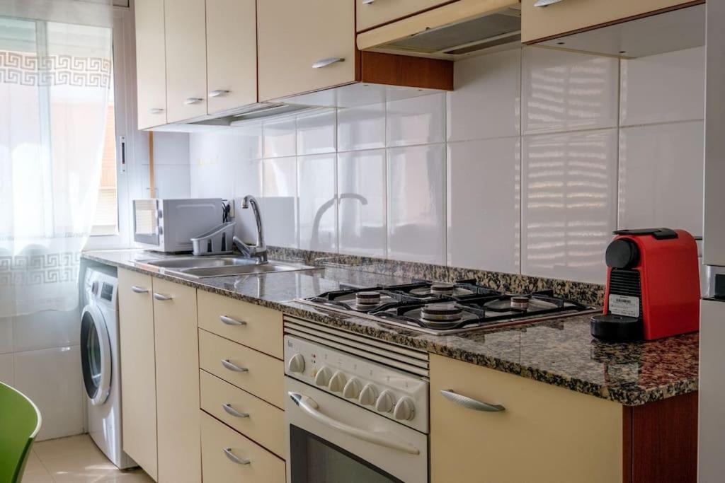 En Complejo Residencial, Con Piscina. Apartamento *