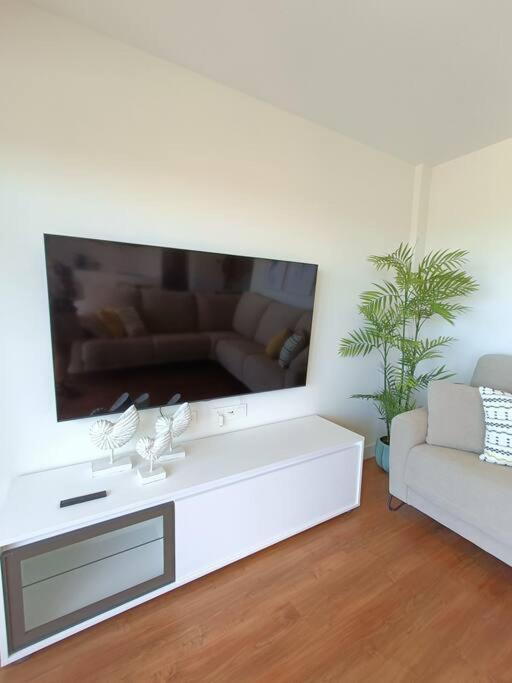 Nuevo Atico Toyo. Vistas Al Mar, Terraza, Solarium, Piscina, A/a, Wifi Y Garaje *