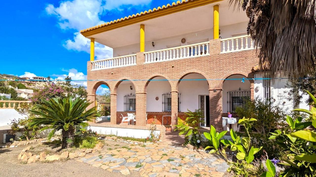 With Pool & Lake Views By Homing Chalet *