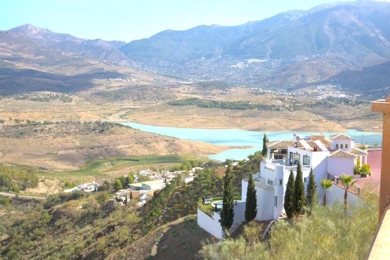 With Pool & Lake Views By Homing Vinuela