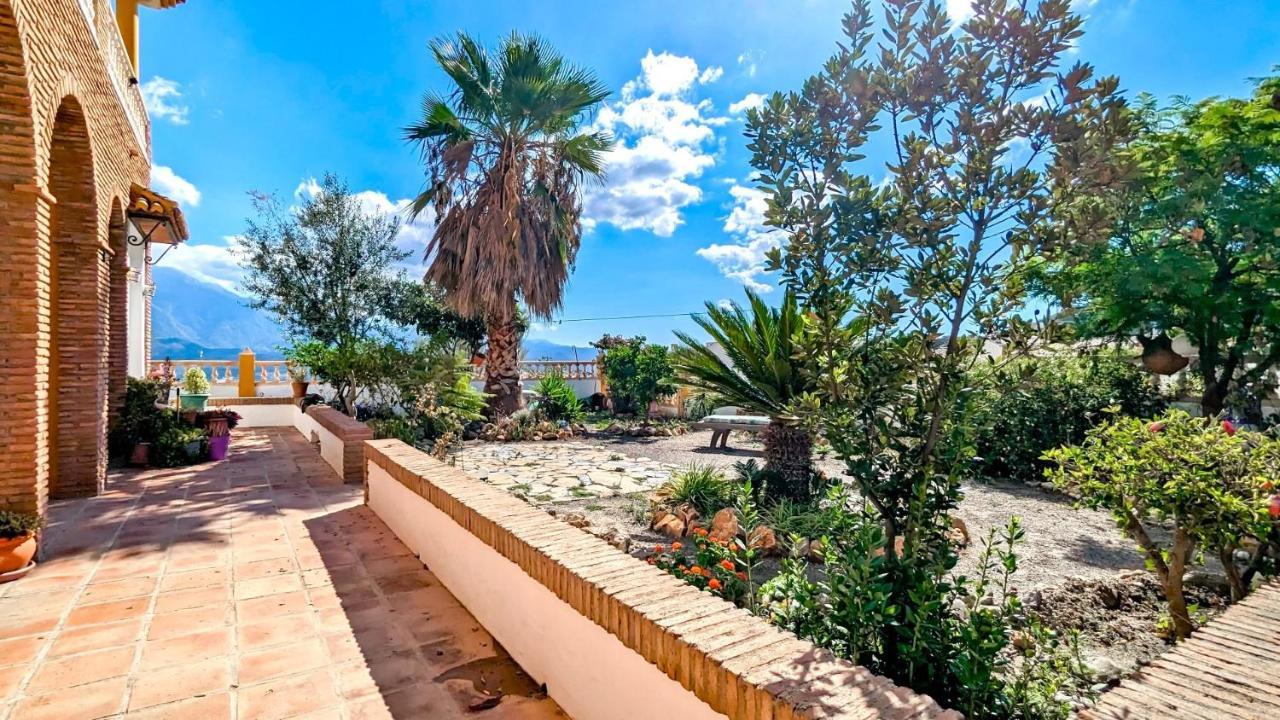 With Pool & Lake Views By Homing * Vinuela
