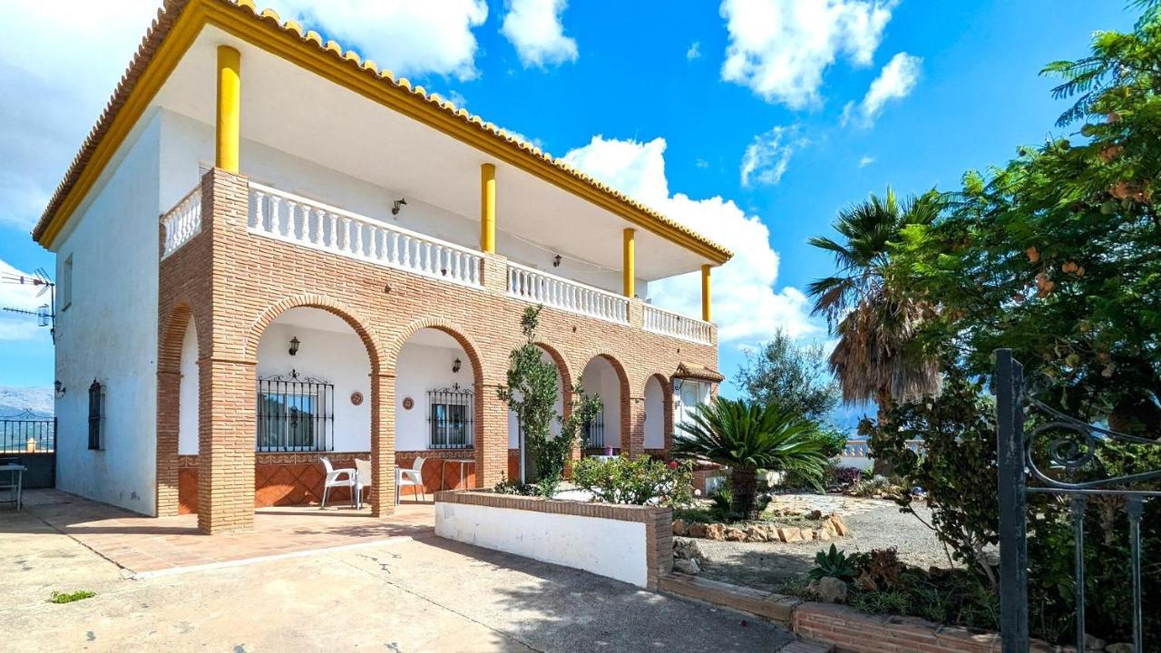 With Pool & Lake Views By Homing *