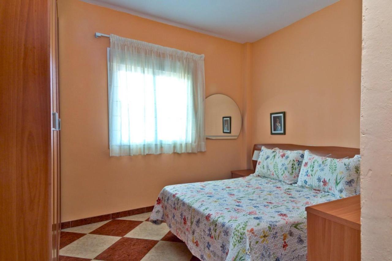 With Pool & Lake Views By Homing Chalet