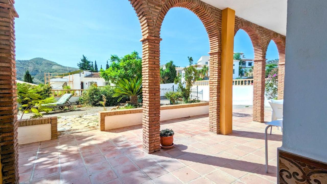 With Pool & Lake Views By Homing * Vinuela