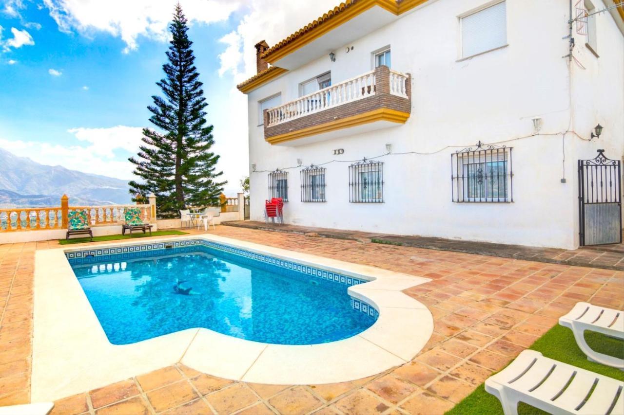 With Pool & Lake Views By Homing