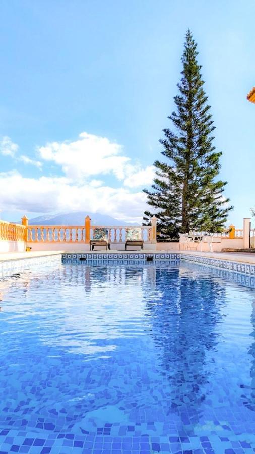 With Pool & Lake Views By Homing Chalet *