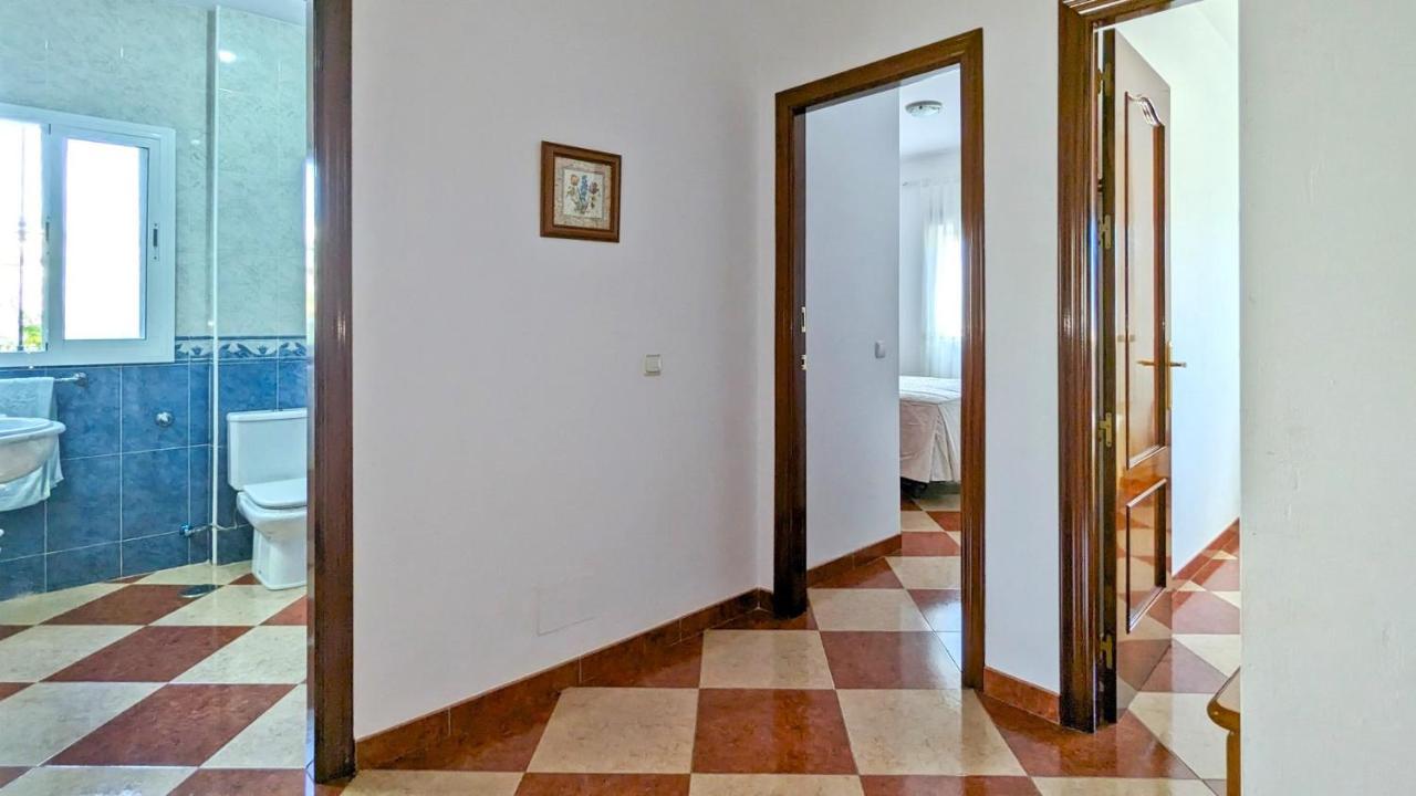 With Pool & Lake Views By Homing Chalet *