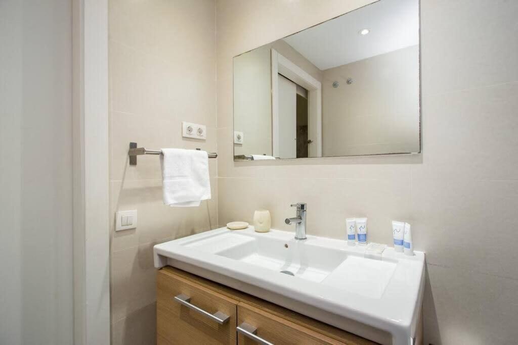 Bright And Modern 4bedroom With Terrace In Ramblas P2 Apartment Barcelona