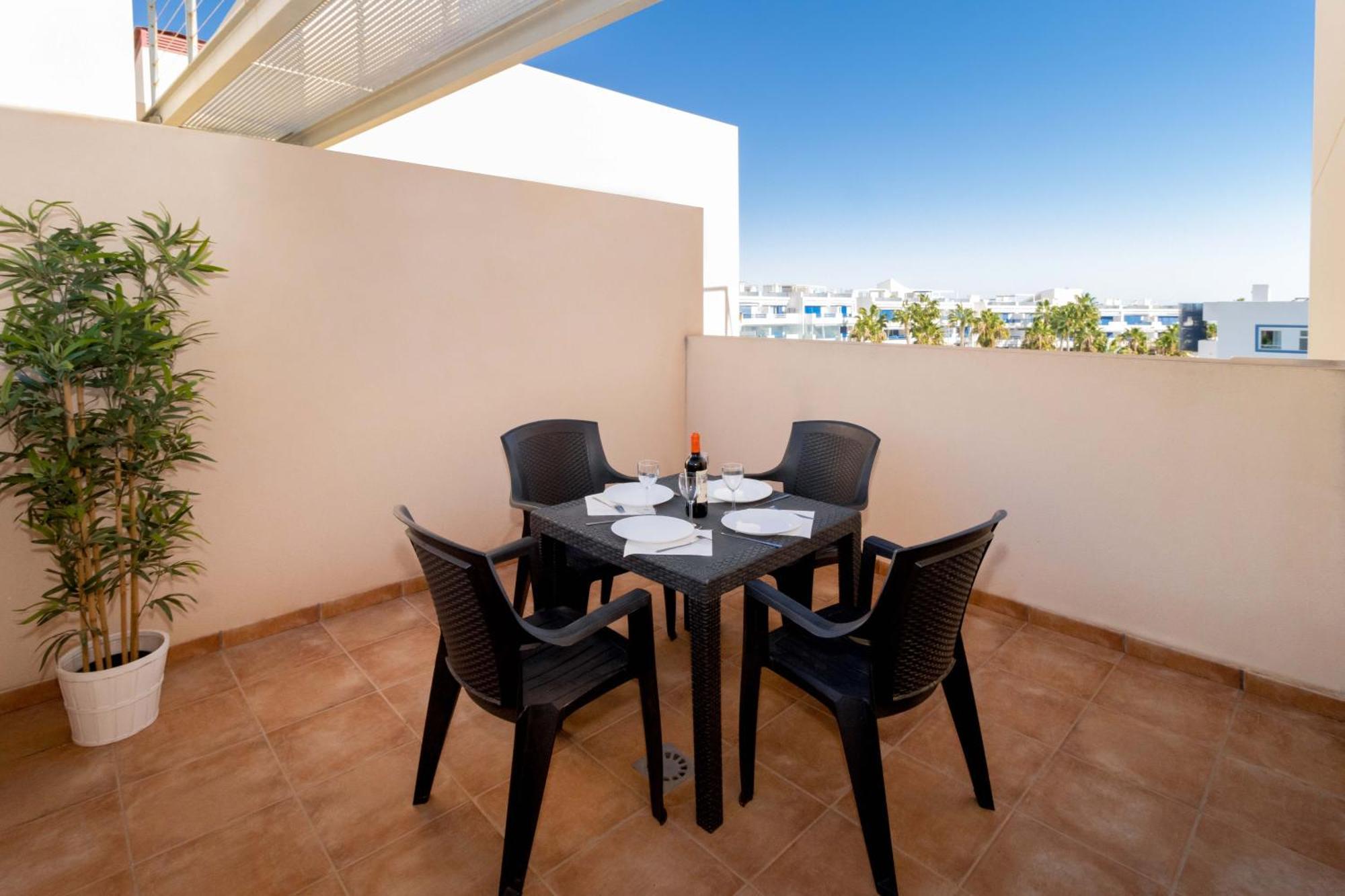 Victoria Sunny Flat With Sea And Pool View Apartamento *