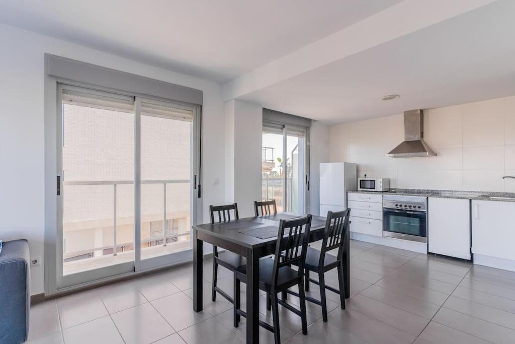 Modern Apartment: Moncofa Beachside Oasis Apartamento *