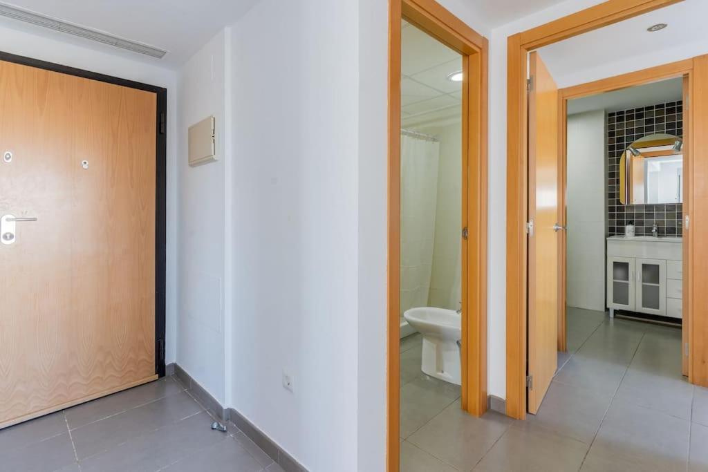 Modern Apartment: Moncofa Beachside Oasis Apartamento