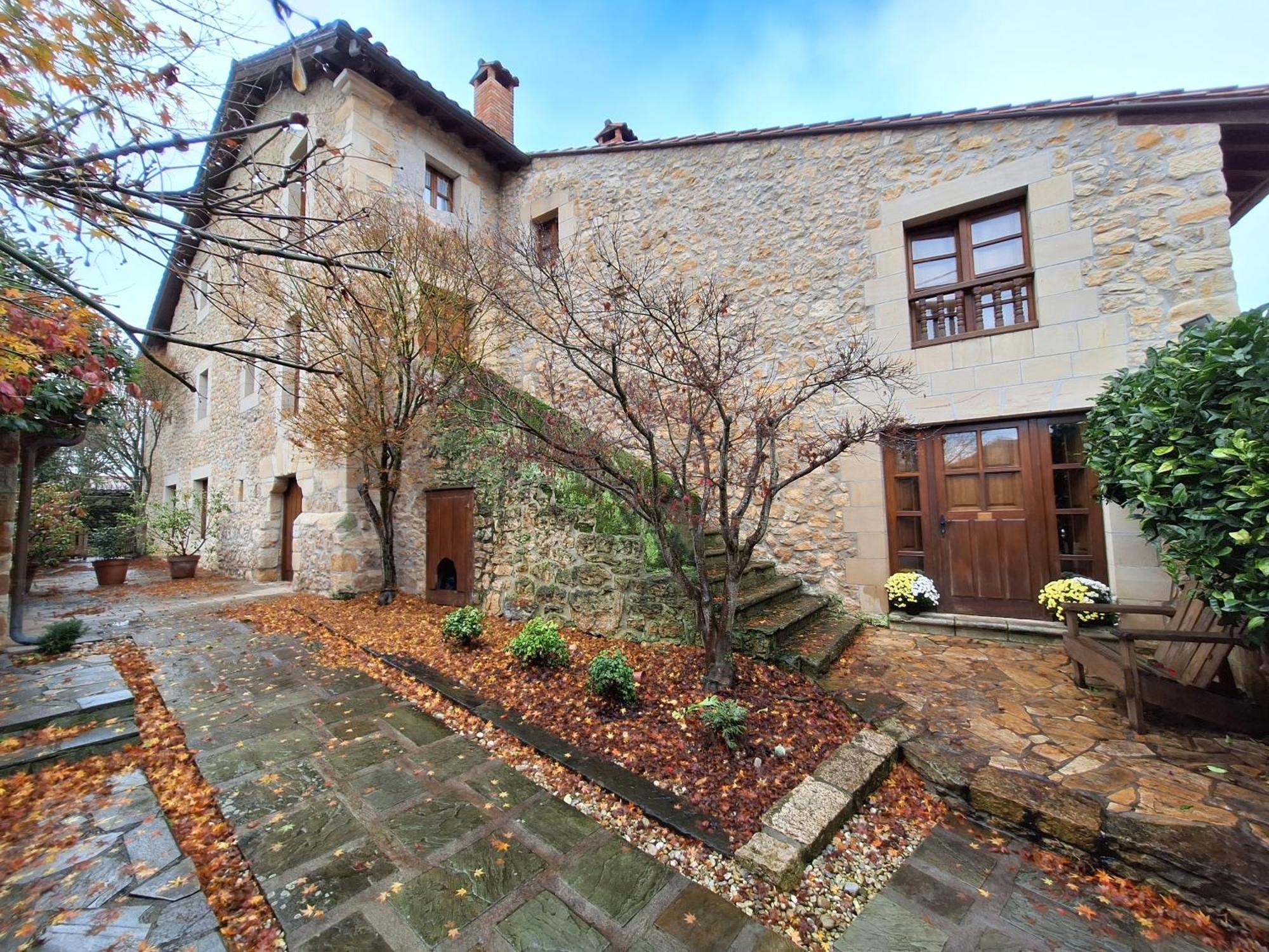 Palacion De Santillana *