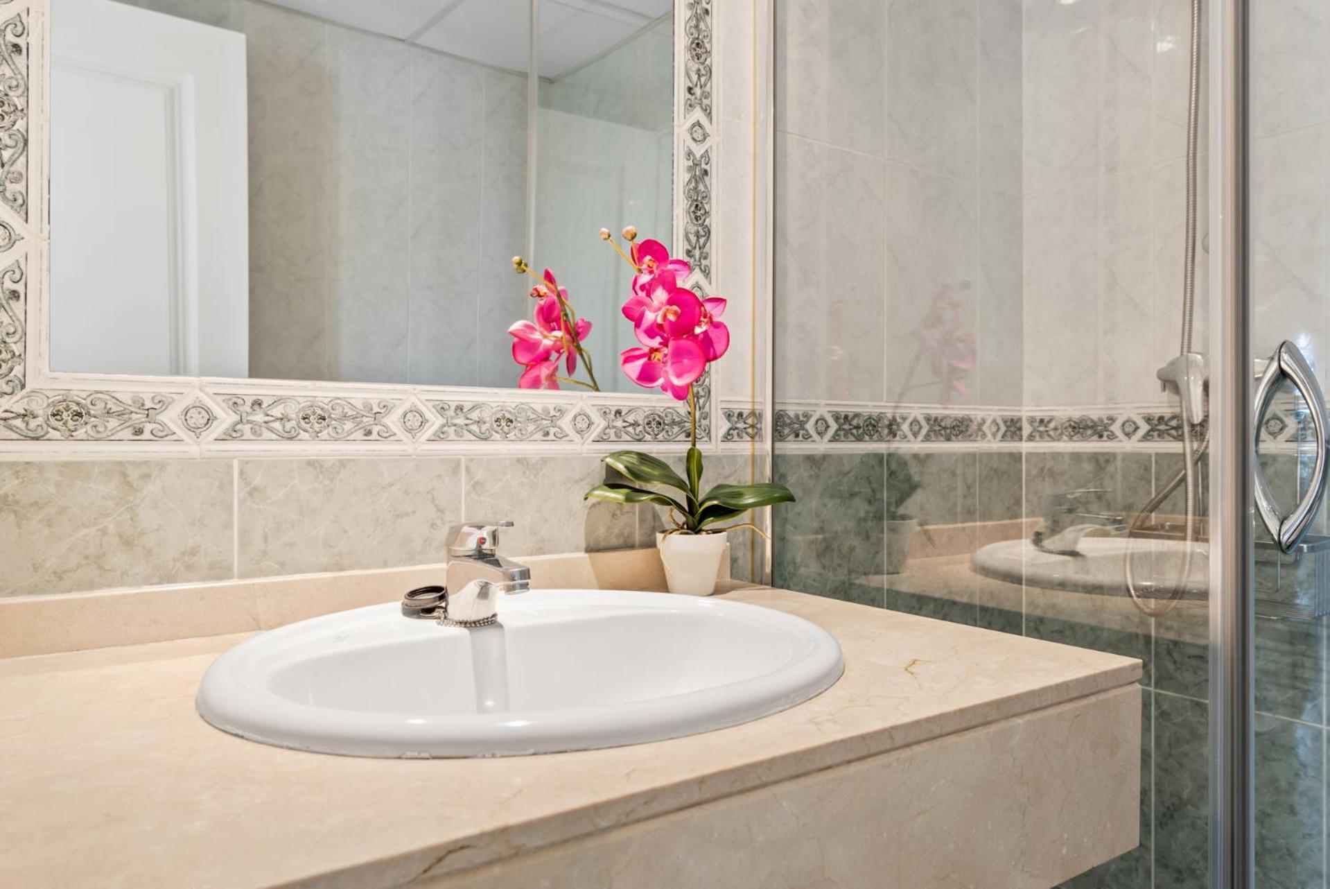 Lovely 2-bed 10 Mins Walk From Puerto Banus Apartamento