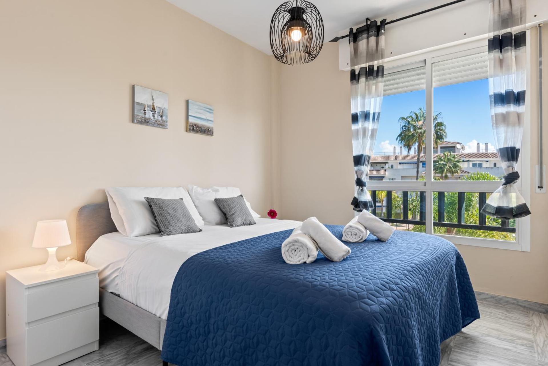 Lovely 2-bed 10 Mins Walk From Puerto Banus Apartamento
