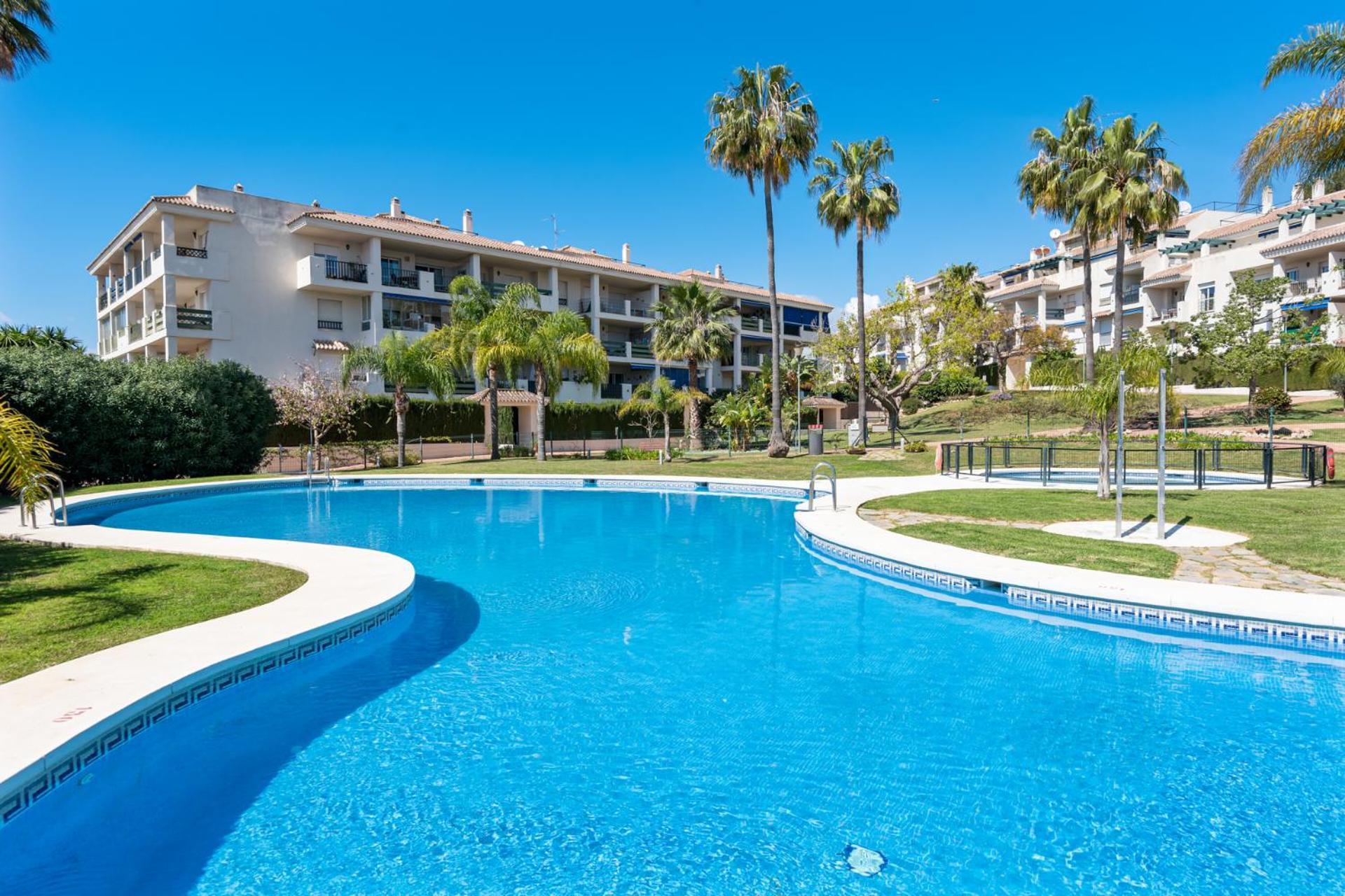 Lovely 2-bed 10 Mins Walk From Puerto Banus Apartamento