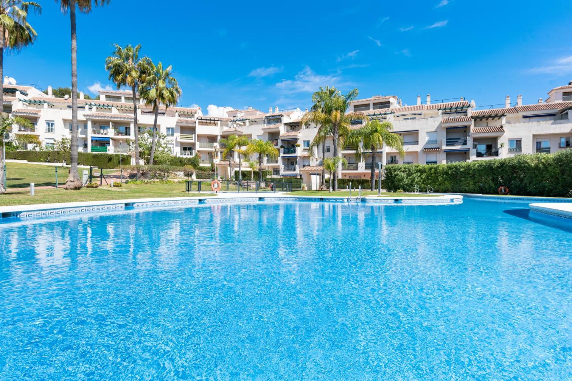 Lovely 2-bed 10 Mins Walk From Puerto Banus Apartamento