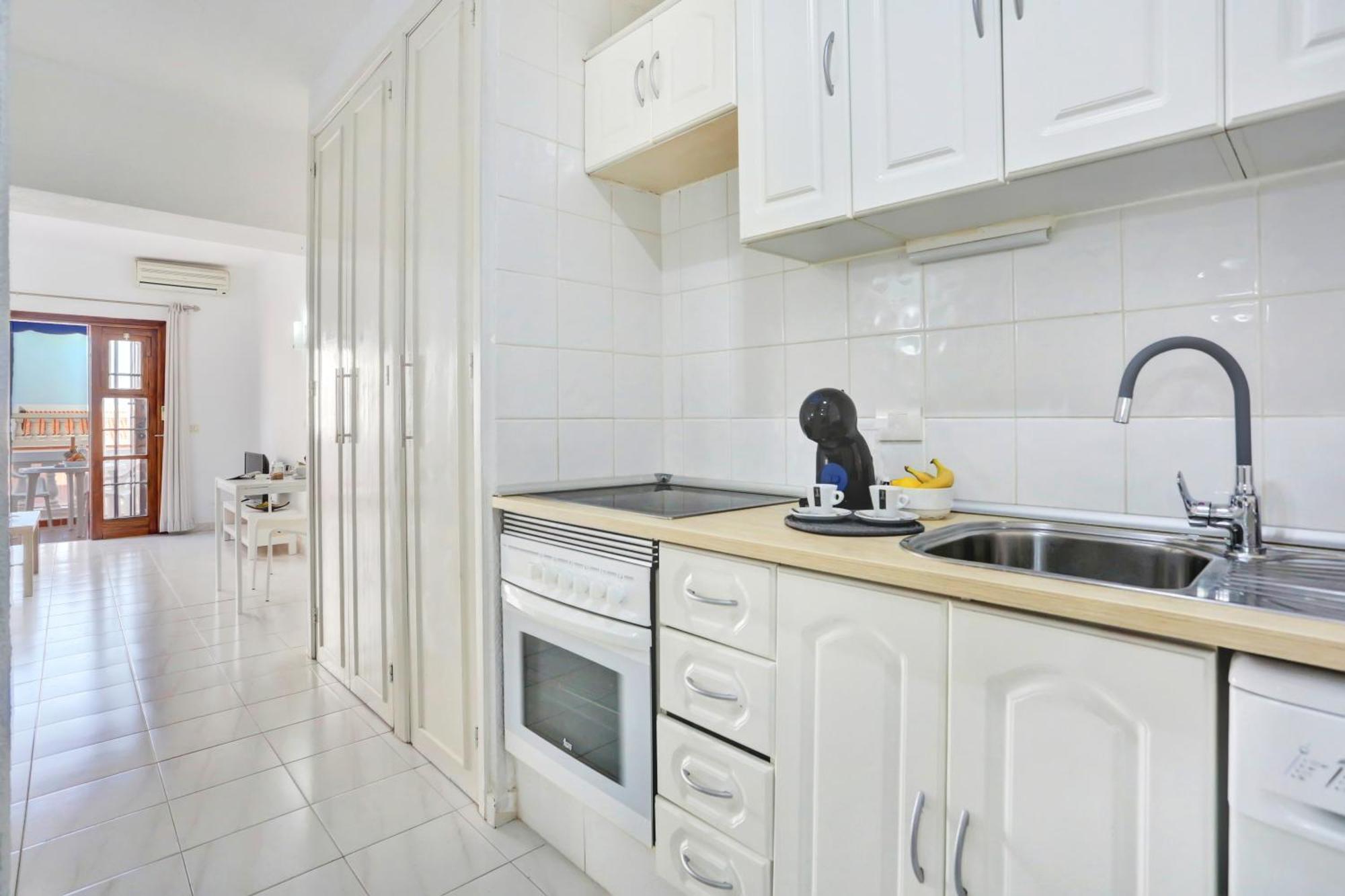 Relaxing Studio, Los Cristianos, Heated Pool, Air Con Apartment *