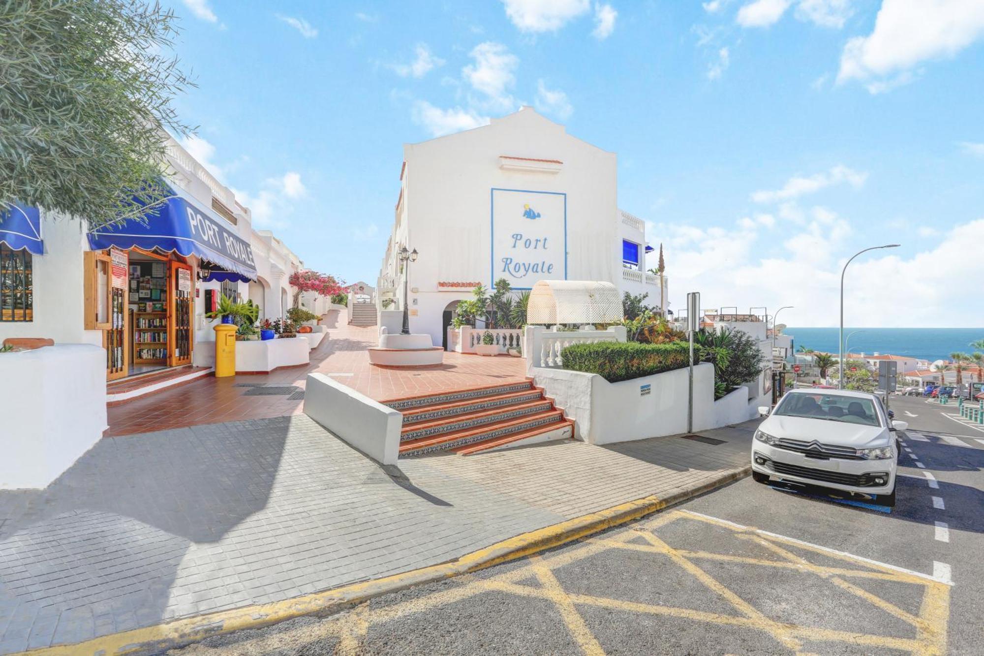 Relaxing Studio, Los Cristianos, Heated Pool, Air Con Apartment