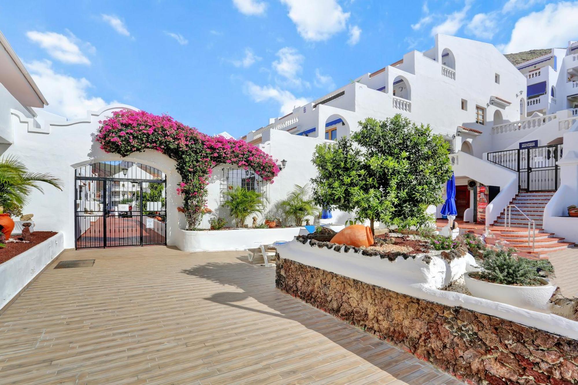 Relaxing Studio, Los Cristianos, Heated Pool, Air Con Apartment