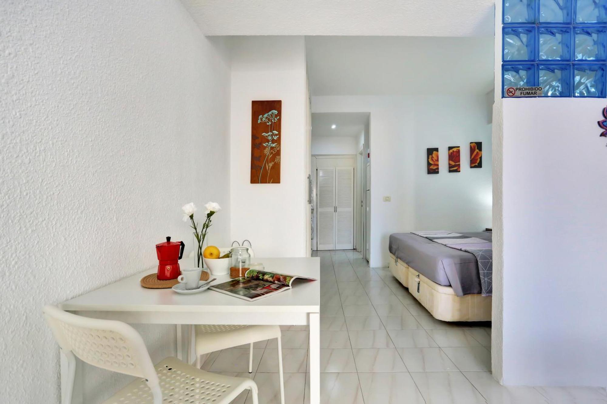 Apartment Relaxing Studio, Los Cristianos, Heated Pool, Air Con *