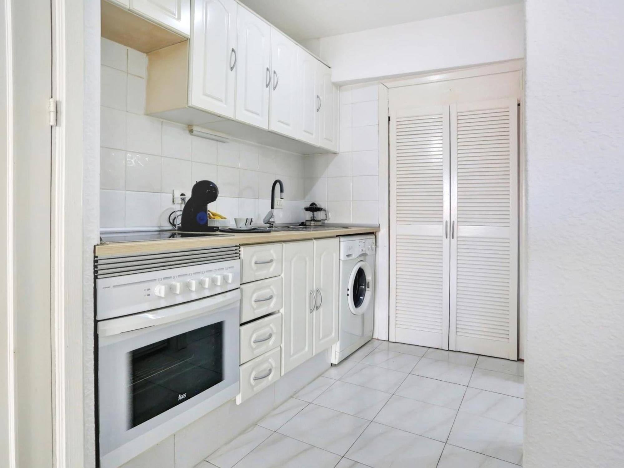 Relaxing Studio, Los Cristianos, Heated Pool, Air Con Apartment