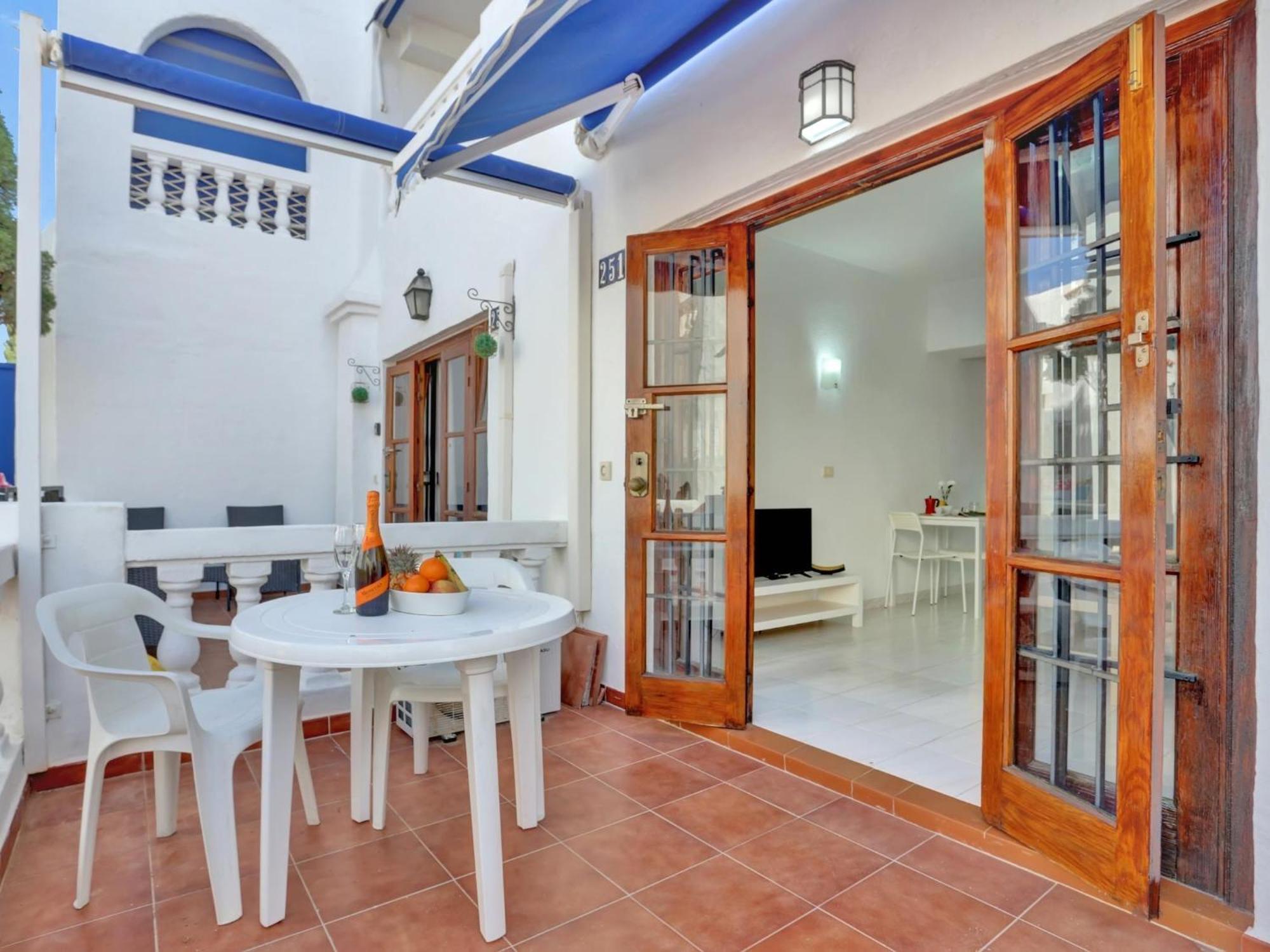 Relaxing Studio, Los Cristianos, Heated Pool, Air Con Apartment