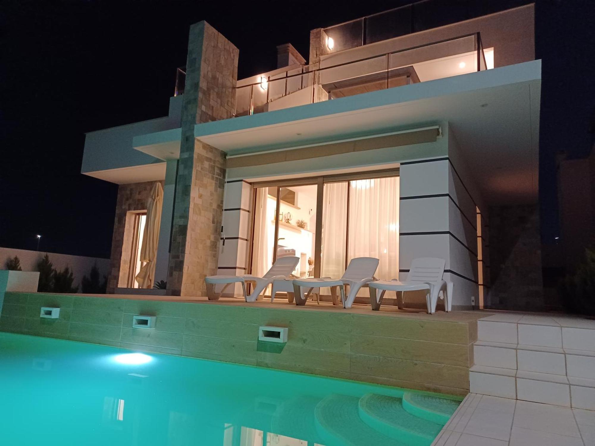 Villa De Sol In Alcazares With 4 Bedrooms, Private Swimming Pool, Sauna And Jacuzzi. Los Alcazares