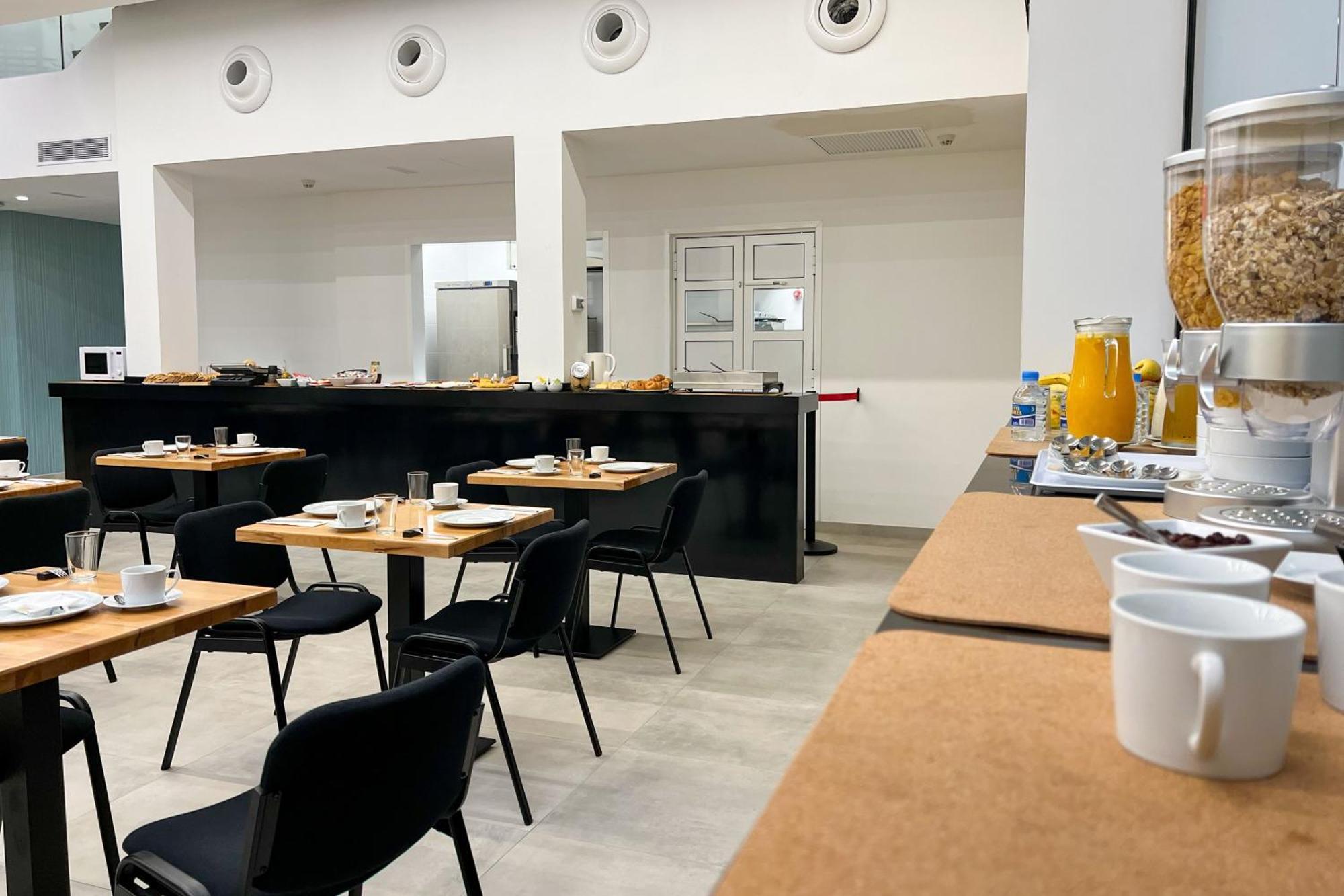 Mg Poniente Hotel