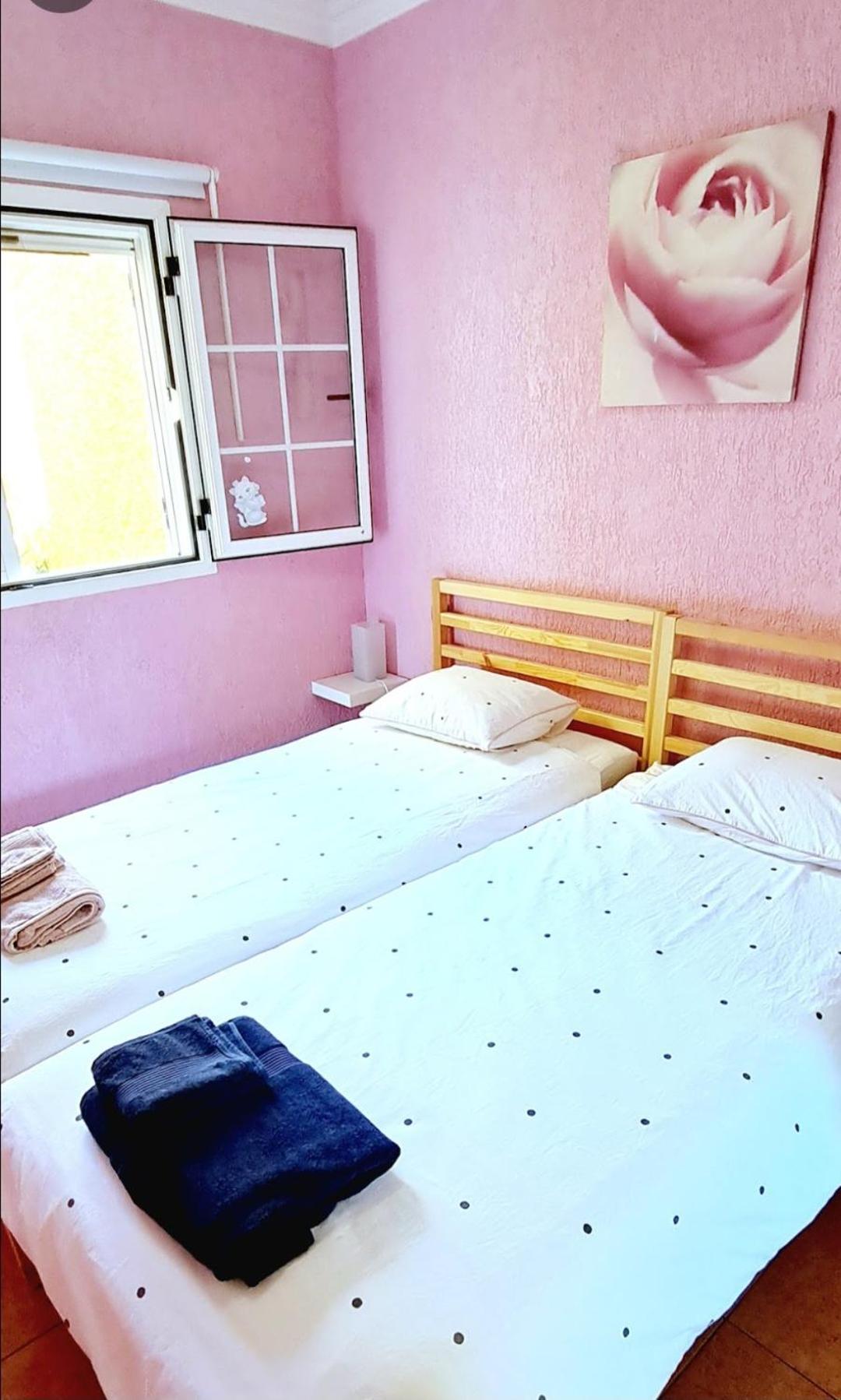 With Swimmingpool, Wifi And Free Parking In *