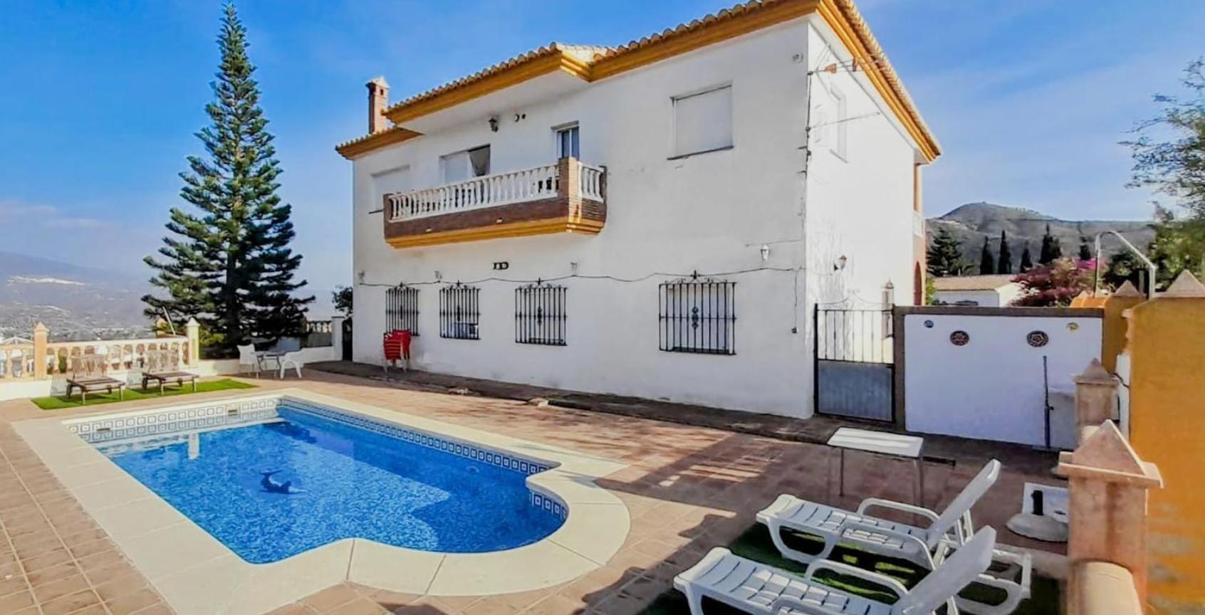 With Pool & Lake Views By Homing *