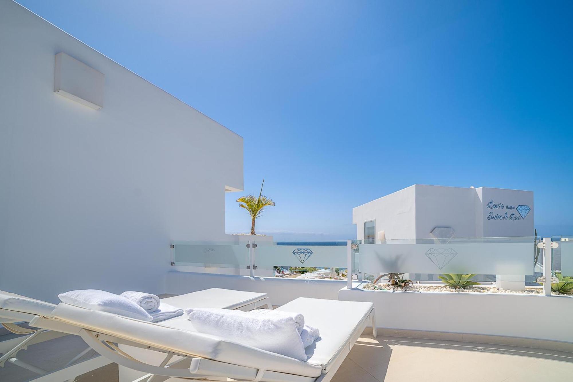 Lani's De Luxe - Adults Only
