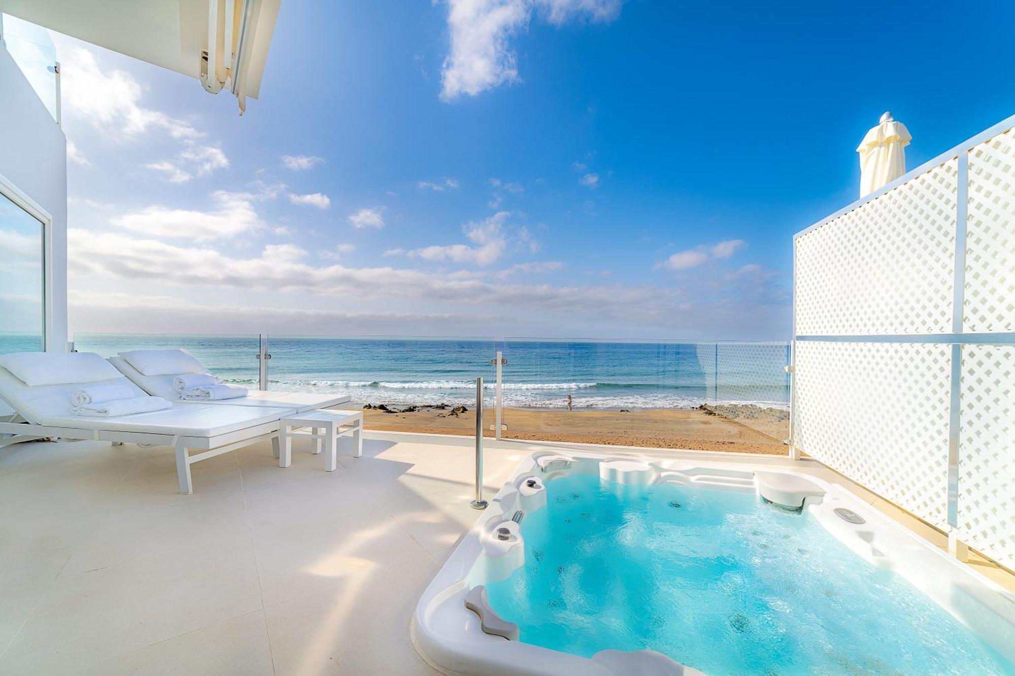 Lani's De Luxe - Adults Only