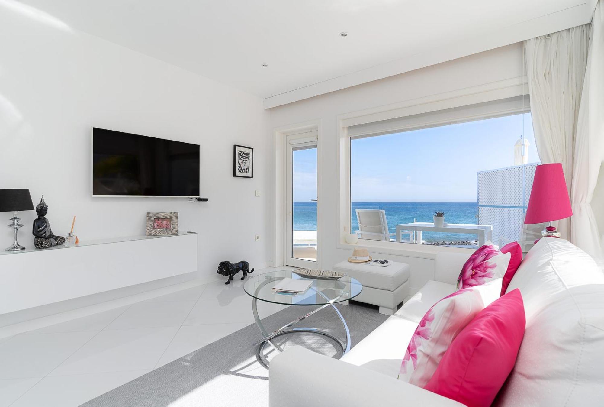 Lani's De Luxe - Adults Only Hotel