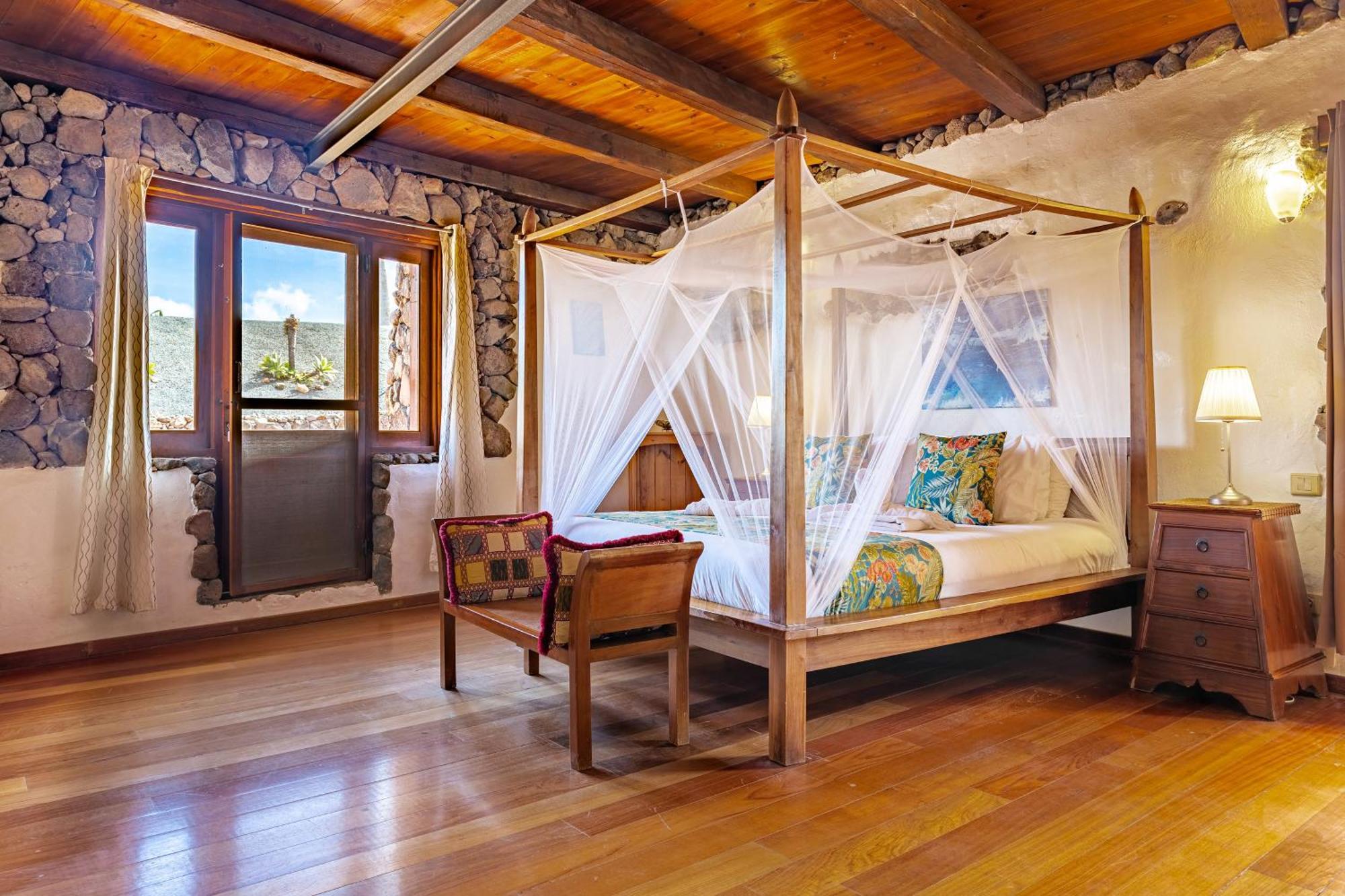De Arrieta Village - Yurts And Stone - Shared Pool - Walking Distance To Arrieta - Eco Friendly *
