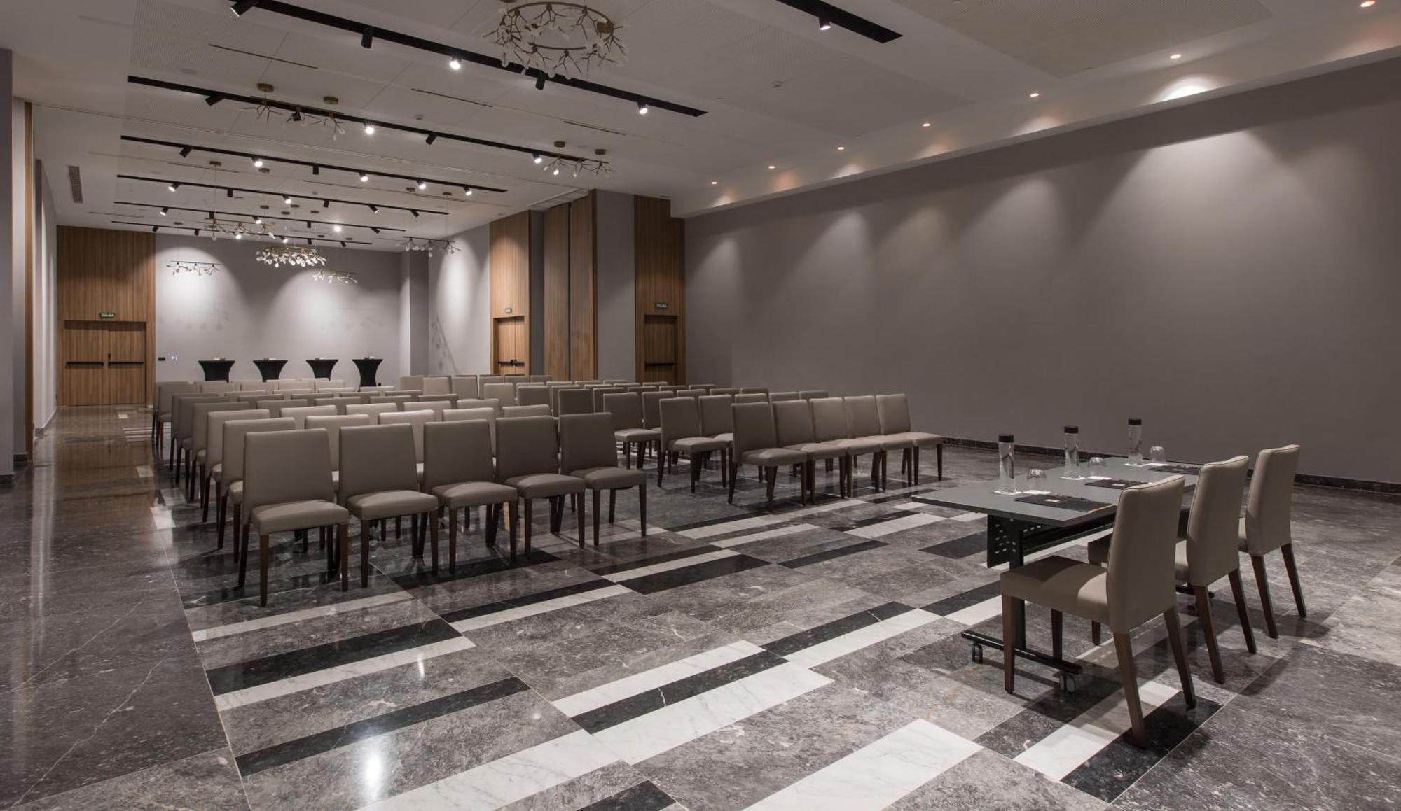 Hotel Giralda Center 4*